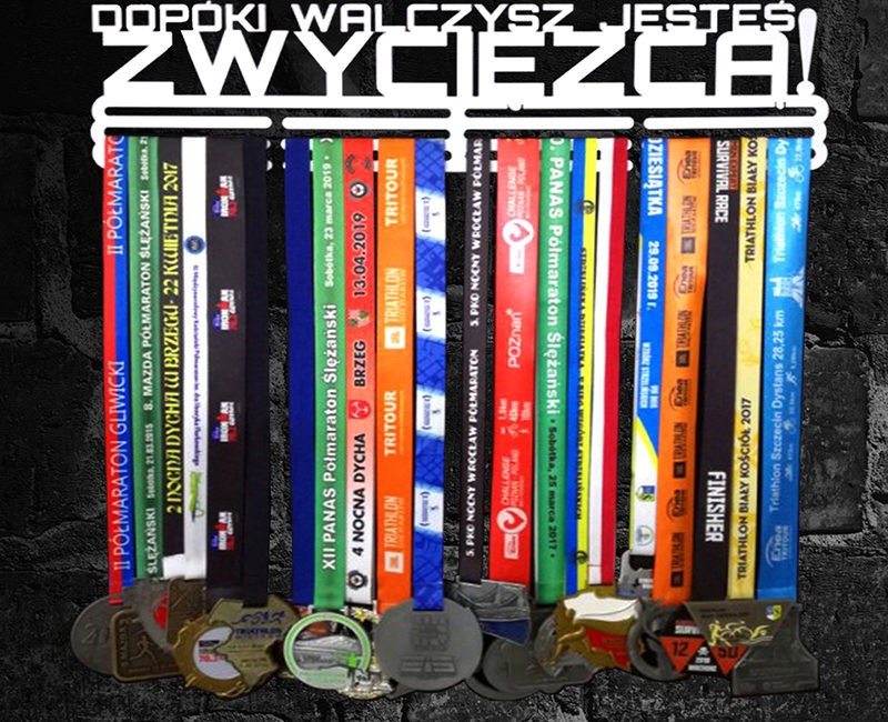 Jak się czymś chwalić, to z klasą. Każdy medal to pamiątka będąca zwieńczeniem wielu miesięcy pracy i przywołująca wyjątkowe wspomnienia, zasługuje więc na właściwą ekspozycję. Tworzymy serię niebanalnych wieszaków na medale, które mówią jasno, że sport to coś więcej niż hobby. Wieszak na medale to strzał w 10-tkę na prezent dla sportowca, ale świetnie sprawdzi się też w klubach sportowych i biurach. Jesteśmy producentem wieszaków na medale oraz półek na puchary.