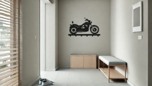 designerski wieszak metalowy dla pasjonata motocykli