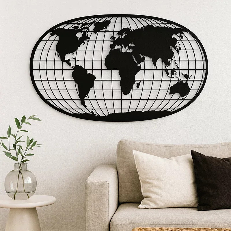 Owalna metalowa mapa świata w czerni na ścianie salonu