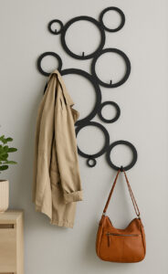 nowoczesny wieszak ścienny w kształcie kół pierścieni
