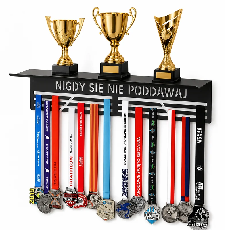 Czarna metalowa półka na trzy puchary z napisem Nigdy się nie poddawaj i wieszakiem na medale