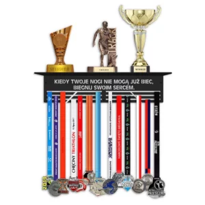 Półka z napisem na trofea