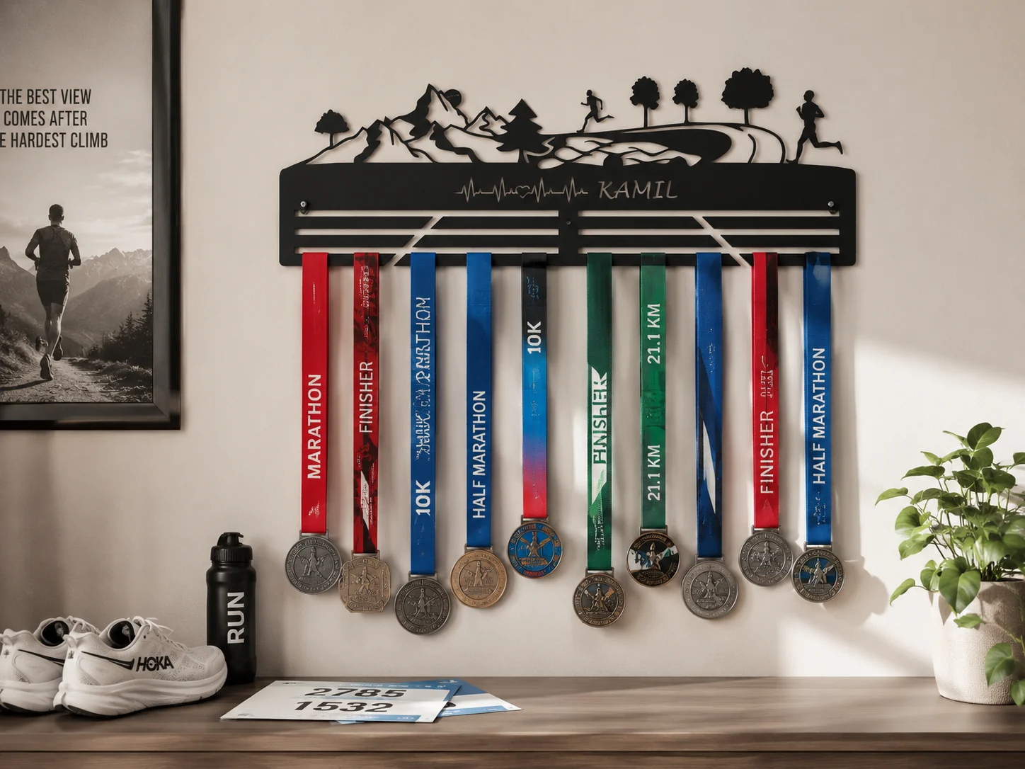 Wieszak na medale Kamil z biegowym krajobrazem i medalami maratońskimi
